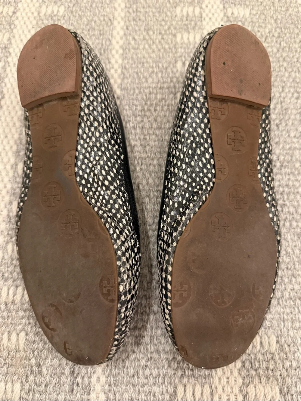 Tory Burch Size 6 Black Snakeskin-Print Logo Round-Toe Ballet Flats